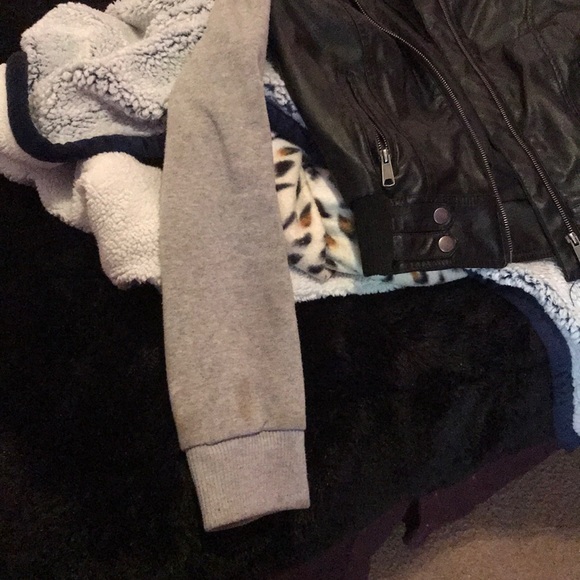 A leather jacket with gray cotton sleeves - Picture 4 of 5